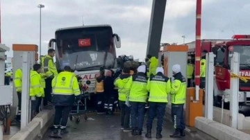 İstanbul'da yolcu otob&uuml;s&uuml;n&uuml;n &ccedil;arptığı otomobil gişede sıkıştı: 2 &ouml;l&uuml;