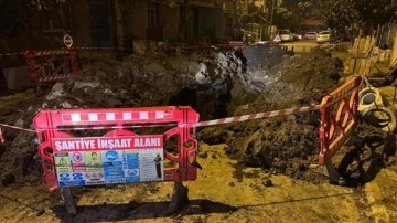 İstanbul'un g&ouml;beğinde akılalmaz ihmal! Yol &ccedil;&ouml;kt&uuml;, iş&ccedil;i son anda kurtarıldı