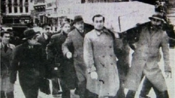 İstiklal Şairi &ccedil;ıplak tabutla uğurlanmıştı