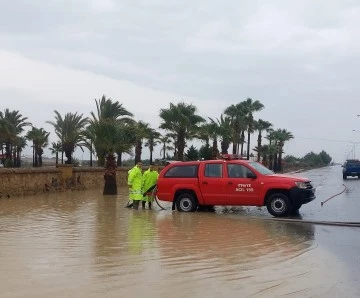  İtfaiye ekipleri su baskınlarına 20 personel ve 7 araçla müdahale etti