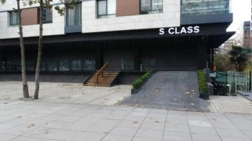 Kadık&ouml;y&rsquo;de l&uuml;ks oto galerisi boşaltıldı: 11 milyar TL&rsquo;lik vurgun iddiası