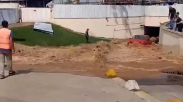 Kadıköy'de su borusu patladı: AVM otoparkı göle döndü