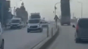 Kamyonun açık kalan damperi, trafik lambasına çarptı