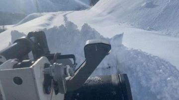 Kar kalınlığı 2 metreyi aştı, 27 k&ouml;y yolu kapalı