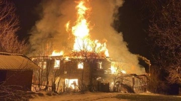 Karab&uuml;k'te 2 katlı ahşap ev yandı