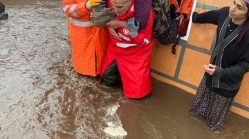 Kars'ı sel vurdu: Evler sular altında kaldı, AFAD ekipleri vatandaşı sırtında taşıdı
