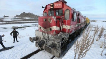 Kars'ta korkun&ccedil; tren kazası: Kamyon s&uuml;r&uuml;c&uuml;s&uuml; &ouml;ld&uuml;!