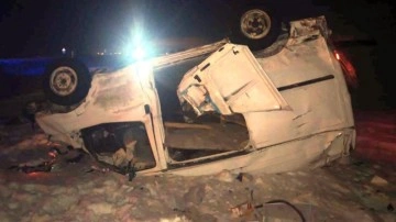 Kars'ta şarampole devrilen panelvanın s&uuml;r&uuml;c&uuml;s&uuml; hayatını kaybetti