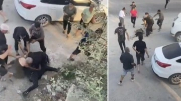 Kavgayı ayırmaya çalışırken bıçaklandılar! Korkunç anlar kamerada