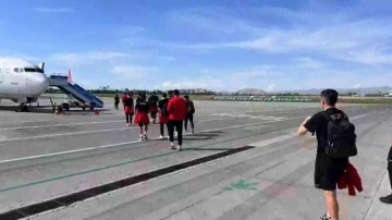 Konaklamaya otel bulamayan Doğu Anadolu ekibi özel uçakla yola çıktı