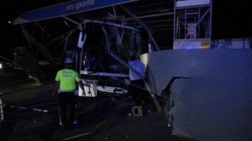 Kontrolden çıkan yolcu otobüsü oto yıkamaya daldı: 8 yaralı