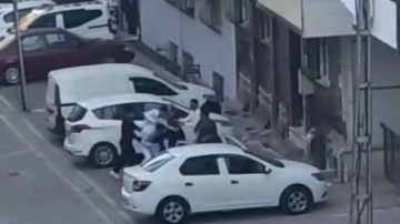 Küfürlü konuşanları uyarınca ortalık karıştı: Tekme tokat birbirine girdiler