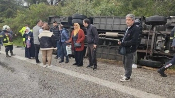 Kuşadası'nda servis aracı devrildi: 12 yaralı