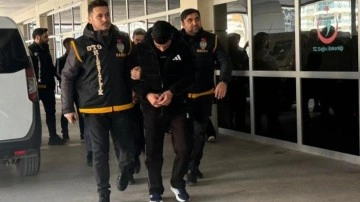 Kuyumculara sahte altın satan ş&uuml;pheli tutuklandı! Evlerden uyuşturucu ve silah &ccedil;ıktı