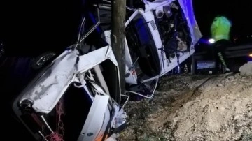 Malatya'da otomobil aydınlatma direğine çarptı: 1 ölü, 2 yaralı