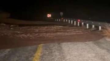 Marmaris'te sağanak yağış etkili oldu, yollar dereye d&ouml;nd&uuml;