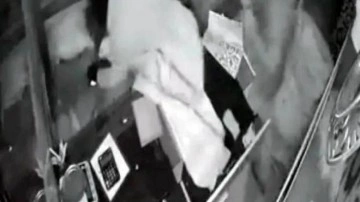 Maskeli soyguncular 1 bu&ccedil;uk milyonluk altınla kayıplara karıştı