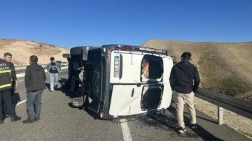 Minibüsle otomobil çarpıştı: 4 yaralı