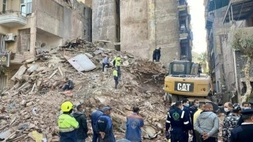 Mısır'da beş katlı bina yerle bir oldu! &Ccedil;ok sayıda &ouml;l&uuml; ve yaralı var!