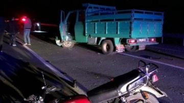 Motosikletle kamyonet &ccedil;arpıştı: 2 kişi hayatını kaybetti
