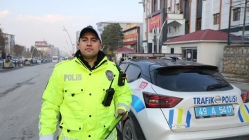 Muş'ta üşüyen kuryeye eldivenini veren polis gönülleri ısıttı