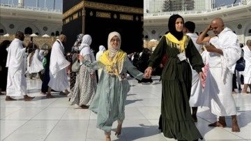 Nadir görülen gen hastası Esma, Kabe hayaline kavuştu