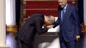 &Ouml;d&uuml;l t&ouml;reninde babasının elini &ouml;pen Bilal Erdoğan, o anları anlattı