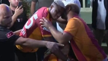Osimhen ayağının tozuyla gönülleri fethetti! Engelli taraftara jest