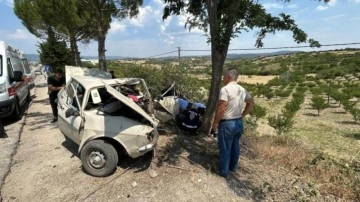 Otomobil ağaca çarptı: 1 ölü 4 yaralı