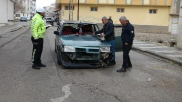 Otomobil ile motosiklet &ccedil;arpıştı! Yaralılar var