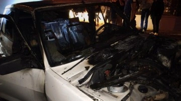 Park halindeki otomobil, kontağı çalıştırılınca alev aldı