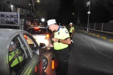  Polis denetimlerinde 240 araç trafikten men adildi…