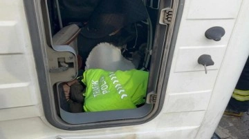 Polis üniformasını çıkarıp yaralının üzerini örttü