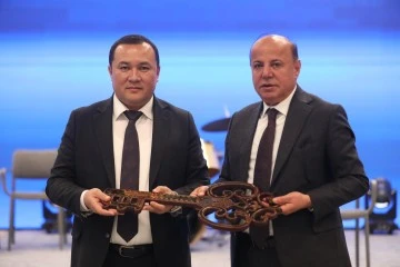  "T&uuml;rk D&uuml;nyası Turizm Başkenti" &uuml;nvanının sembolik anahtarı Ankara'ya devredildi