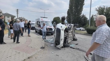 Refüje çarpıp takla attı! Yaralılar var