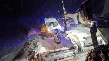 Sağlık ekipleri greyder eşliğinde 1 yaşındaki Mina'ya ulaştı