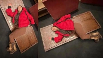 Sahnede &uuml;nl&uuml; oyuncunun kafasına kapı d&uuml;şt&uuml;