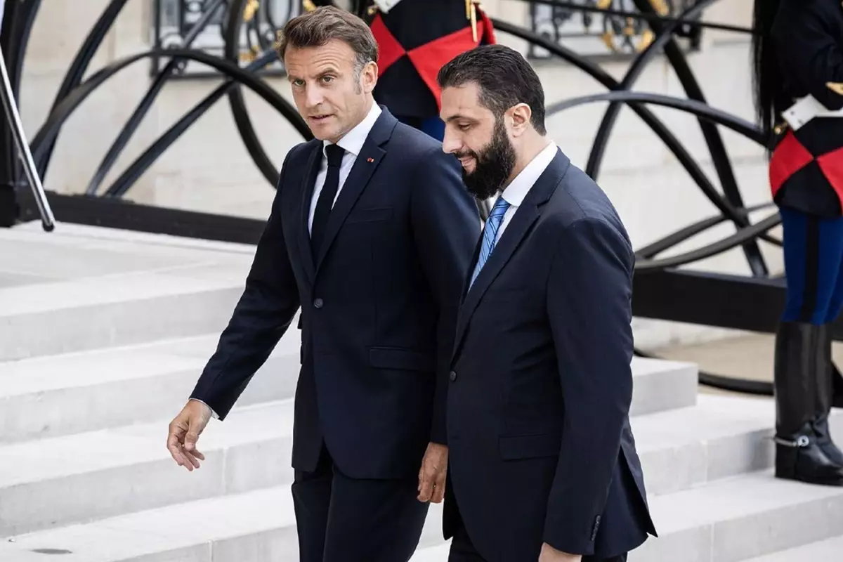 Şara'dan Macron'a g&ouml;r&uuml;lmemiş ayar! Fransız lider &ouml;fkeden deliye d&ouml;nd&uuml;