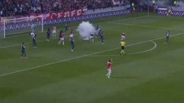 Savaş sahnesi değil futbol maçı! Sahaya patlayıcı madde atıldı! Dört futbolcu yere yığıldı
