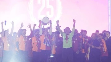 Seremoniye damga vuran anlar! Galatasaray'a kupayı sürpriz isim verdi