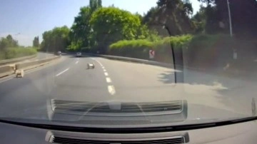 Seyir halindeki tırın dorsesinden yola saçıldı! Faciaya ramak kala