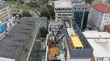 Şişli'de otelin ka&ccedil;ak yapıları yıkıldı
