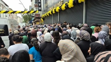 Sultangazi'de mağaza açılışında 'indirim' izdihamı