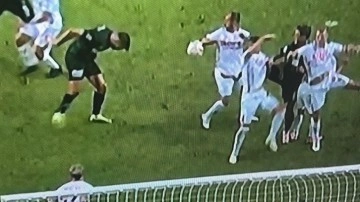 Süper Lig'de hakem VAR'ı dinlemedi! Kararının arkasında durdu