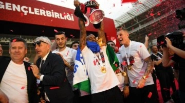 Süper Lig'e çıkan Gençlerbirliği, kupasını aldı