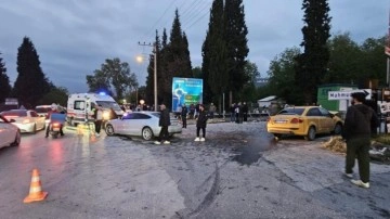Taksi ile otomobilin çarpıştığı kaza kamerada: 6 yaralı