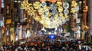 Taksim Meydanı ve İstiklal Caddesi'nde yılbaşı yoğunluğu