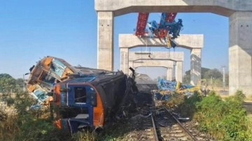 Tayland'da trenin &uuml;st&uuml;ne vin&ccedil; d&uuml;şt&uuml;! Onlarca &ouml;l&uuml; ve yaralı var