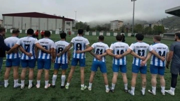 Tepki çeken görüntüler! Sahaya İBB tutuklularının yazılı olduğu formalarla çıktılar