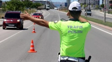 Trafikte 2 hareketi yapmayın! Hapis cezasına &ccedil;arptırılabilirsiniz